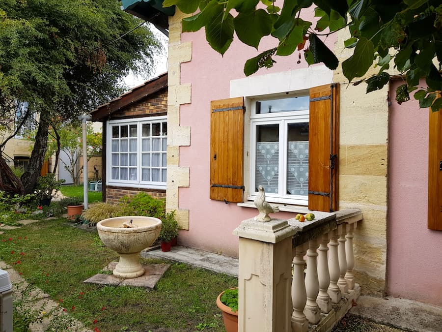 LUDON-MÉDOC, Maison avec dépendances et jardin