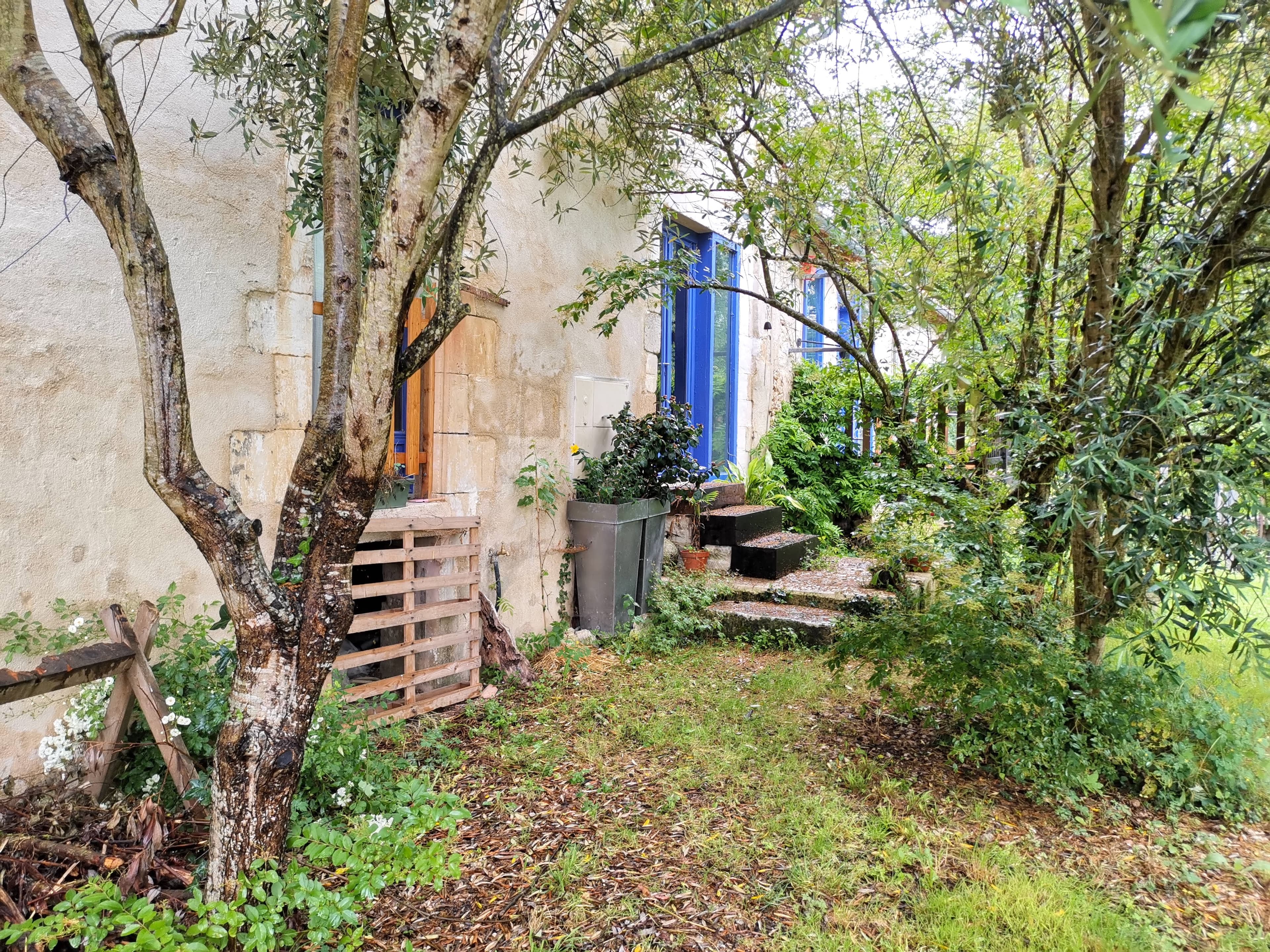 Ancien moulin datant de 1850. Magnifique maison d’une superficie de 225m2 avec son jardin et ses îles privées.