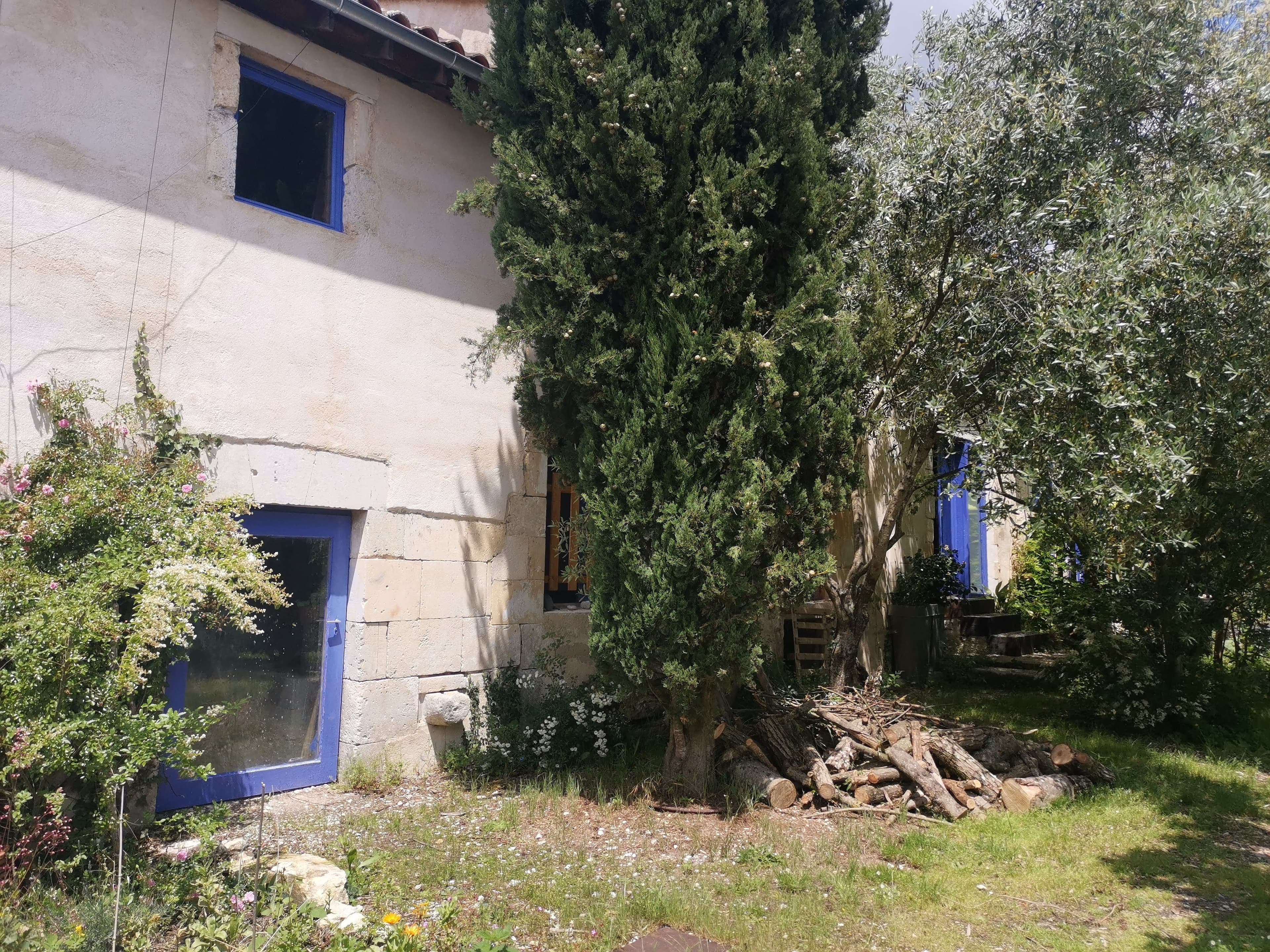 Ancien moulin datant de 1850. Magnifique maison d’une superficie de 225m2 avec son jardin et ses îles privées.