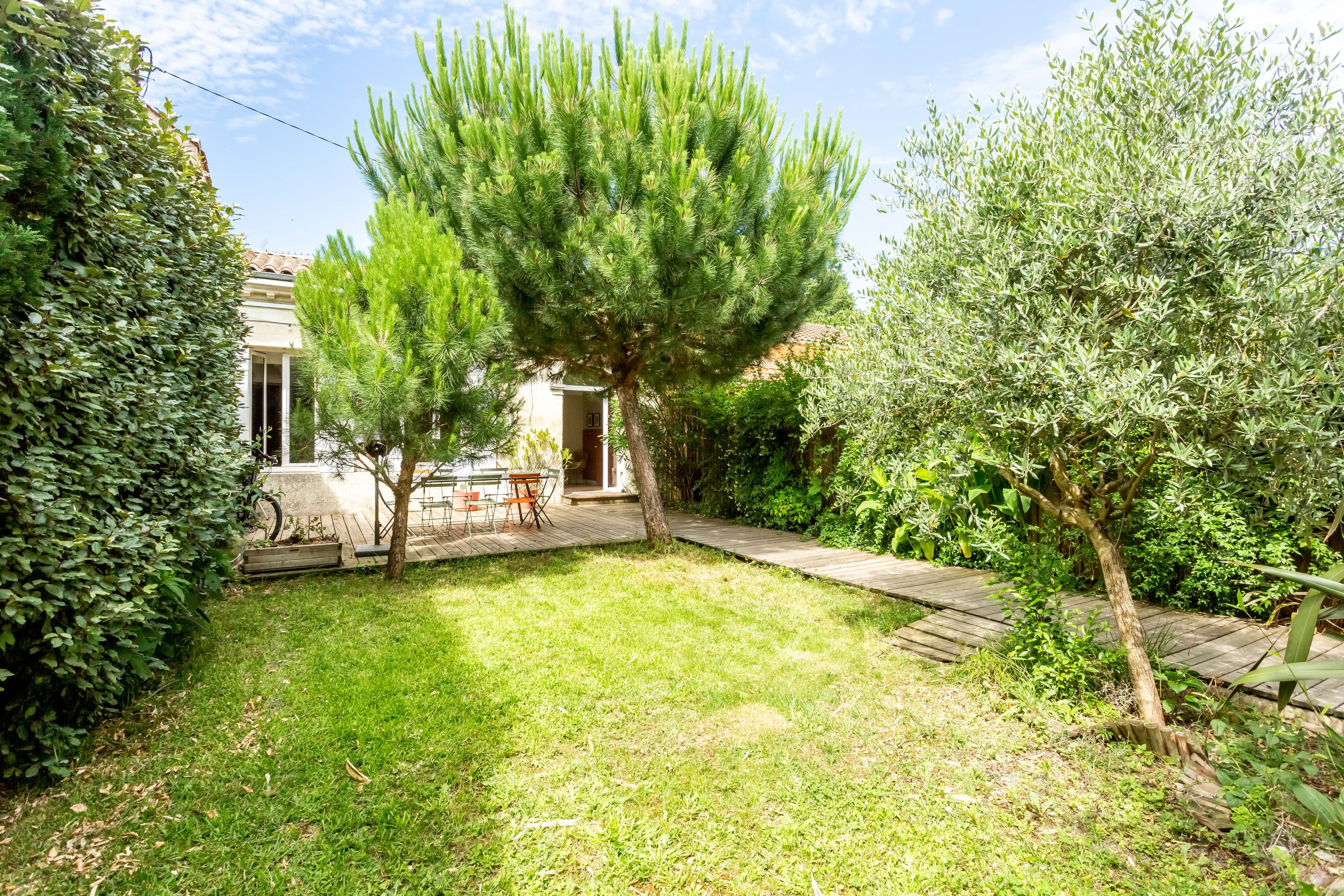 Magnifique maison avec 4 chambres jardin, terrasse et piscine.